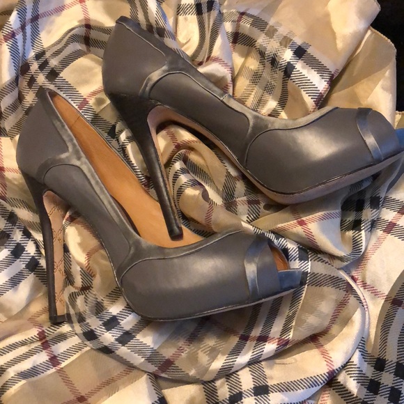Gray leather peep toe. - Picture 1 of 6